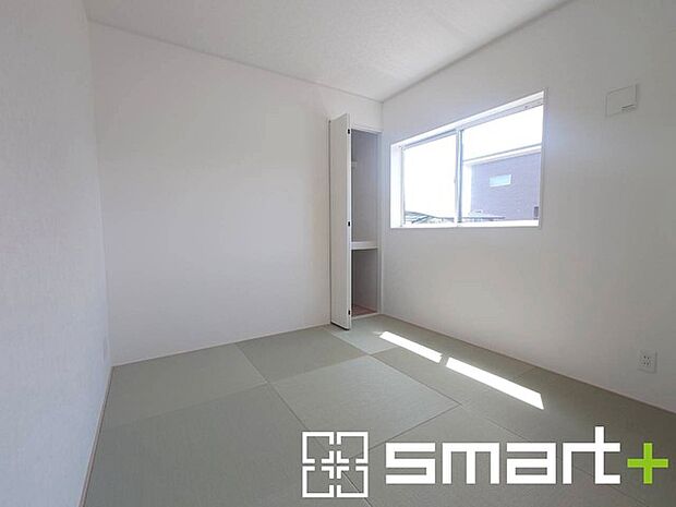 ~使い勝手の良い「和洋室」~ ・畳敷きに建具は洋風、というハイブリッド型の「和洋室」。和室と洋室の良い所を組み合わせたお部屋です。 ・やはり畳の香りは心が落ち着きますね。
