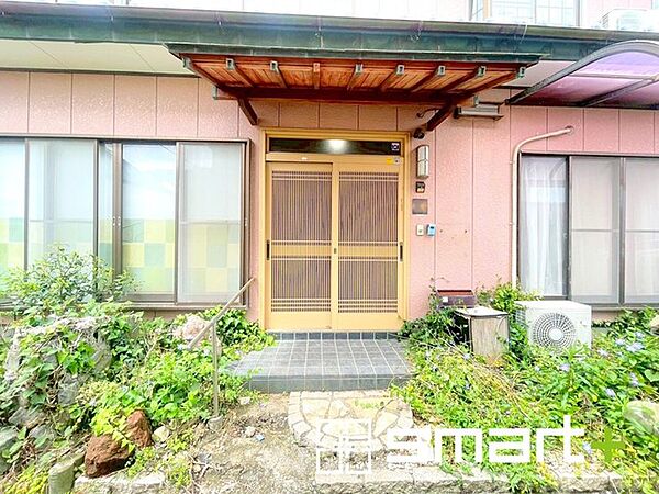 ～お住まいの顔「玄関」～ ・毎日お出かけの際もご帰宅の際も通る玄関。 ・ドアの交換や鍵の交換・追加などもお気軽にご相談くださいませ。