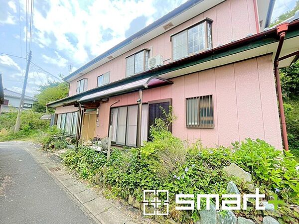 ～閑静な住宅街の立地～ ・周辺は閑静な住宅街となっておりますので、静かな暮らしをご実現いただけます。 ・前面道路の交通量も多くないので、小さなお子様がいるご家庭でもご安心ですね。