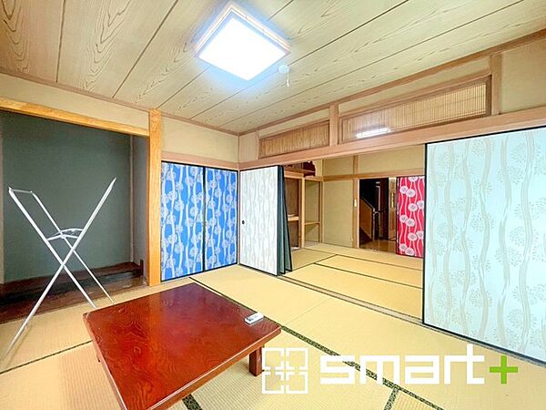 ～2面採光の明るいお部屋～ ・和室は2面採光とする事で穏やかな陽の入る明るい空間となっております。 ・くつろぎのプライベート時間を明るい空間で穏やかにお過ごしいただけます。