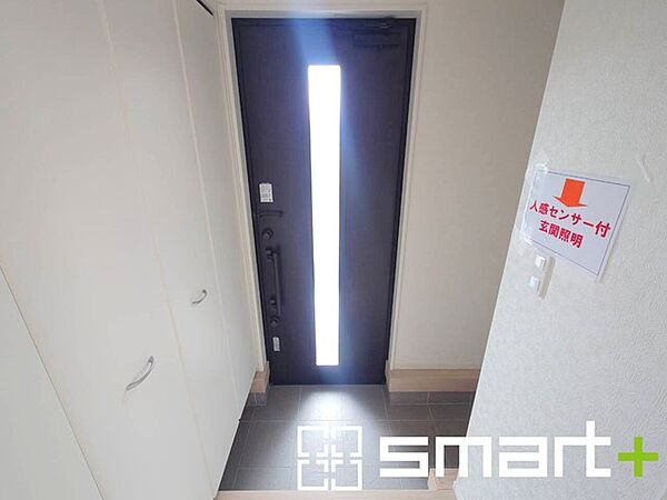 ～シューズインクロークのある玄関～ ・玄関横にシューズインクロークをご用意。 ・追加の靴置きとしてはもちろん、スキー・ゴルフなど趣味の用具の置場としてもご利用いただけます。