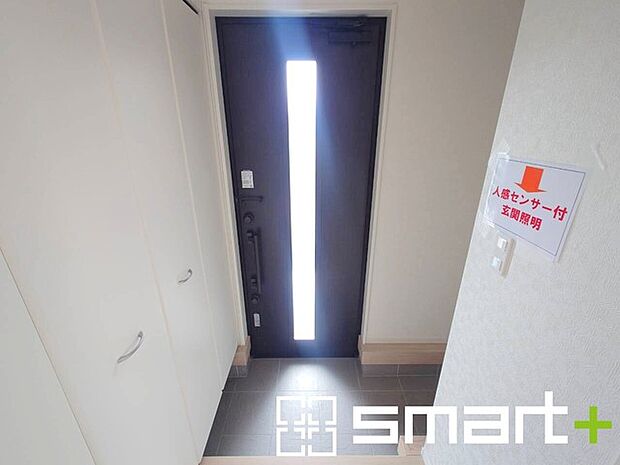 ~シューズインクロークのある玄関~ ・玄関横にシューズインクロークをご用意。 ・追加の靴置きとしてはもちろん、スキー・ゴルフなど趣味の用具の置場としてもご利用いただけます。