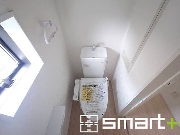 ~やはり便利なタンク式トイレ~ ・最近はタンクレストイレもございますが、タンク式の場合は停電時もお水を流すことが可能。 ・故障時なども比較的費用が安くなるなど、メリットが多くなります。