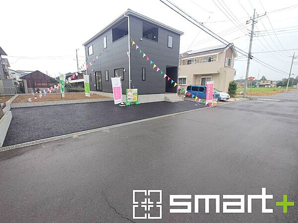 ～閑静な住宅街の立地～ ・周辺は閑静な住宅街となっておりますので、静かな暮らしをご実現いただけます。 ・前面道路の交通量も多くないので、小さなお子様がいるご家庭でもご安心ですね。