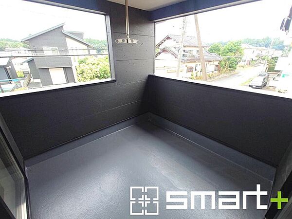 ～屋根付きのバルコニー～ ・バルコニーは屋根付きなので急な雨でも安心です。 ・奥行きもあるので洗濯物が干しやすいのも嬉しいポイントですね。