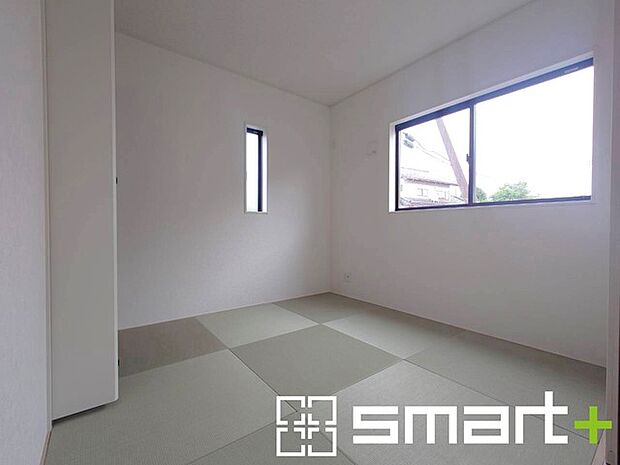 ~使い勝手の良い「和洋室」~ ・畳敷きに建具は洋風、というハイブリッド型の「和洋室」。和室と洋室の良い所を組み合わせたお部屋です。 ・やはり畳の香りは心が落ち着きますね。