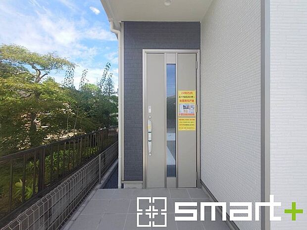 ～お住まいの顔「玄関」～ ・玄関ドアの上にはもちろん軒がございますので、雨の日でも濡れずに鍵の開閉が可能です。 ・鍵は防犯性に優れたディンプルキーを採用。 