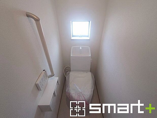 ～やはり便利なタンク式トイレ～ ・最近はタンクレストイレもございますが、タンク式の場合は停電時もお水を流すことが可能。 ・故障時なども比較的費用が安くなるなど、メリットが多くなります。 