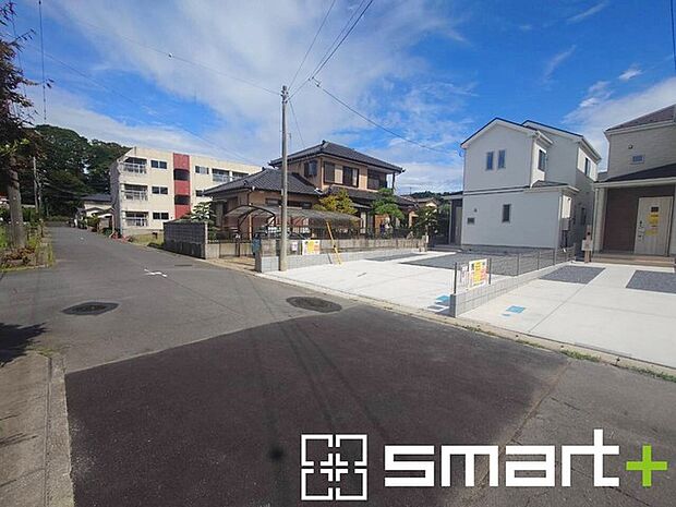 ～閑静な住宅街の立地～ ・周辺は閑静な住宅街となっておりますので、静かな暮らしをご実現いただけます。 ・前面道路の交通量も多くないので、小さなお子様がいるご家庭でもご安心ですね。 