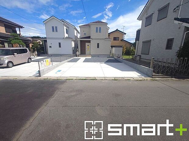 ～十分な広さのある前面道路～ ・前面道路は約6ｍございますので、お車でのすれ違いも楽々で余計なストレスがかかりません。 ・日々お車での移動が多い方には大切なポイントですね。 