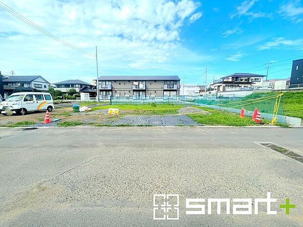 ~十分な広さのある前面道路~ ・前面道路は約4mございますので、お車でのすれ違いも可能で余計なストレスがかかりません。 ・日々お車での移動が多い方には大切なポイントですね。