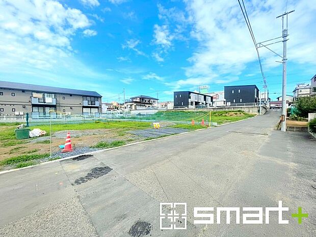 ~閑静な住宅街の立地~ ・周辺は閑静な住宅街となっておりますので、静かな暮らしをご実現いただけます。 ・前面道路の交通量も多くないので、小さなお子様がいるご家庭でもご安心ですね。