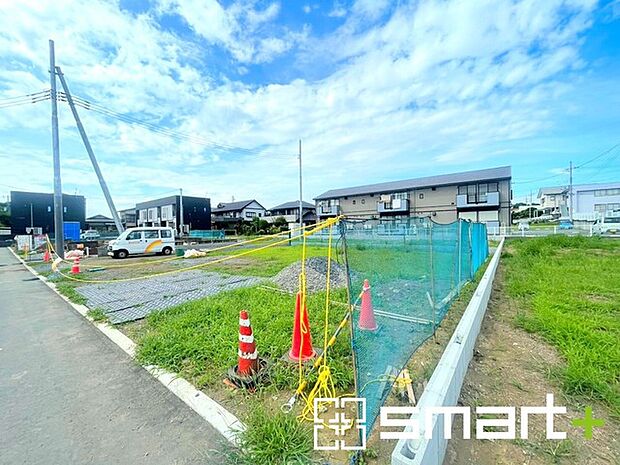 ~ベタ基礎でしっかりとした土台~ ・コンクリートの中に鉄筋を配し強度を高めた「ベタ基礎」を採用。 ・しっかりとした土台を造ったうえで、その上に建物が築造されていきます。