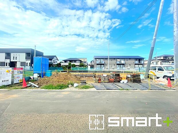 ~十分な広さのある前面道路~ ・前面道路は約4mございますので、お車でのすれ違いも可能で余計なストレスがかかりません。 ・日々お車での移動が多い方には大切なポイントですね。