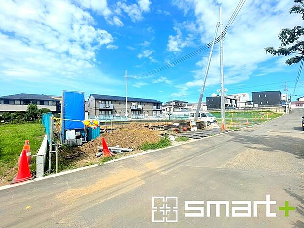 ~閑静な住宅街の立地~ ・周辺は閑静な住宅街となっておりますので、静かな暮らしをご実現いただけます。 ・前面道路の交通量も多くないので、小さなお子様がいるご家庭でもご安心ですね。