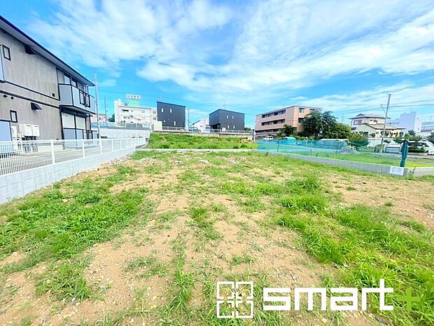 ～閑静な住宅街の立地～ ・周辺は閑静な住宅街となっておりますので、静かな暮らしをご実現いただけます。 ・前面道路の交通量も多くないので、小さなお子様がいるご家庭でもご安心ですね。 