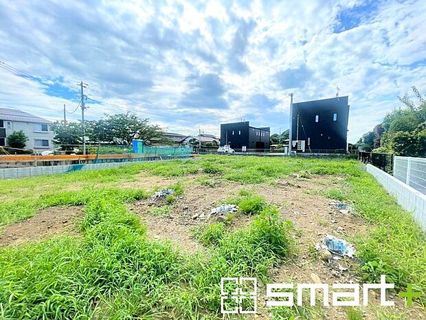 ～閑静な住宅街の立地～ ・周辺は閑静な住宅街となっておりますので、静かな暮らしをご実現いただけます。 ・前面道路の交通量も多くないので、小さなお子様がいるご家庭でもご安心ですね。 