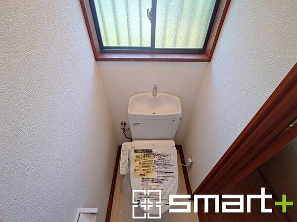 ～やはり便利なタンク式トイレ～ ・最近はタンクレストイレもございますが、タンク式の場合は停電時もお水を流すことが可能。 ・故障時なども比較的費用が安くなるなど、メリットが多くなります。