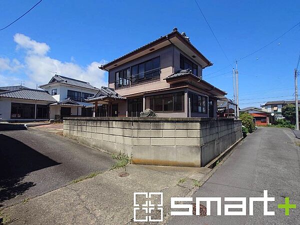 ～十分な広さのある前面道路～ ・前面道路は約4ｍございますので、お車でのすれ違いも可能で余計なストレスがかかりません。 ・日々お車での移動が多い方には大切なポイントですね。