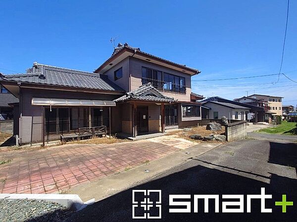 ～閑静な住宅街の立地～ ・周辺は閑静な住宅街となっておりますので、静かな暮らしをご実現いただけます。 ・前面道路の交通量も多くないので、小さなお子様がいるご家庭でもご安心ですね。
