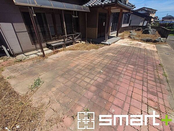 ～駐車場は2台分ご用意～ ・駐車場は2台分ございますので、車通勤の方や複数台お持ちの方にもお勧めのお住まいです。 ・カーポートなどのオプションもお気軽にご相談くださいませ。