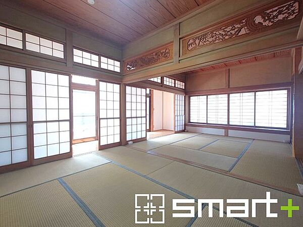 ～2面採光の明るいお部屋～ ・和室は2面採光とする事で穏やかな陽の入る明るい空間となっております。 ・くつろぎのプライベート時間を明るい空間で穏やかにお過ごしいただけます。