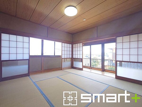 ～「和みの部屋」和室をご用意～ ・ゴロンと寝転がったり、お子様のいるご家庭ではお子様を寝かしつけたり、などご活用いただける和室をご用意。 ・やはり畳の香りは心が落ち着きますね。