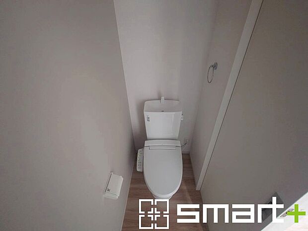 ~やはり便利なタンク式トイレ~ ・最近はタンクレストイレもございますが、タンク式の場合は停電時もお水を流すことが可能。 ・故障時なども比較的費用が安くなるなど、メリットが多くなります。