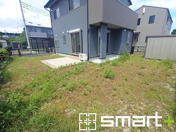 ～広々したお庭のある邸宅～ ・余裕の敷地には広いお庭もご用意。 ・ガーデニングや安らぎの空間として、倉庫を置いたりと様々な活用が可能です。 ・人工芝の敷設などもお気軽にご相談くださいませ。