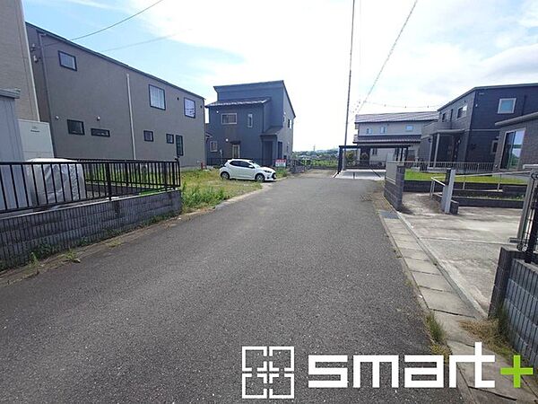 ～閑静な住宅街の立地～ ・周辺は閑静な住宅街となっておりますので、静かな暮らしをご実現いただけます。 ・前面道路の交通量も多くないので、小さなお子様がいるご家庭でもご安心ですね。