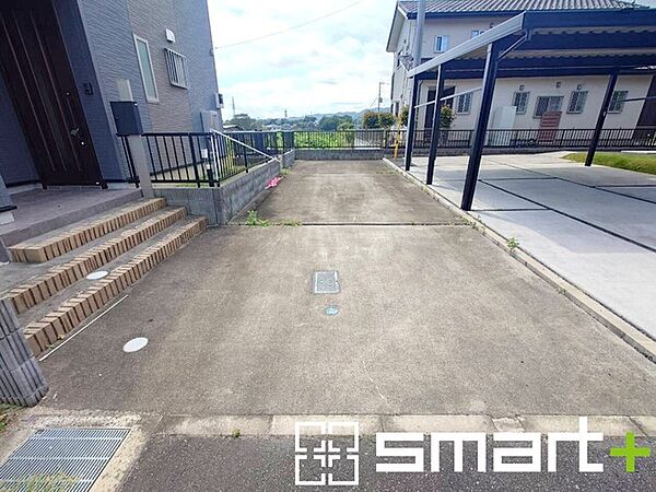 ～駐車場は2台分ご用意～ ・駐車場は2台分ございますので、車通勤の方や複数台お持ちの方にもお勧めのお住まいです。 ・カーポートなどのオプションもお気軽にご相談くださいませ。
