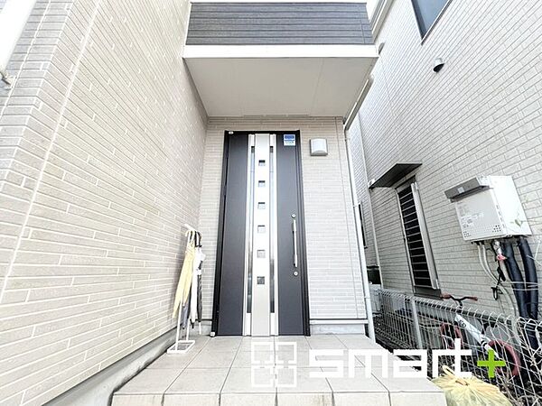～家族や来客を気持ちよく迎える玄関～ ・毎日の「いってきます」「ただいま」を心地よく。 ・すっきりとした印象の玄関スペース。