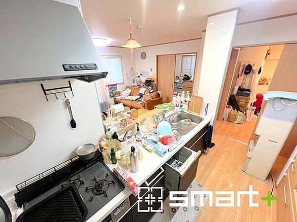 ～家族との会話が弾む対面キッチン～ ・お料理中もリビングにいる家族を見守れます。 ・毎日の家事を楽しくするキッチンスペース。