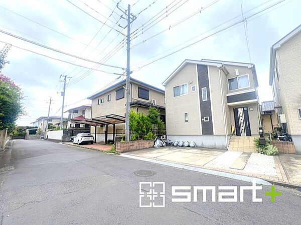 ～開放感のある前面道路も魅力のひとつ～ ・住宅街ならではの落ち着いた街並み。 ・車の出入りもしやすそうな、ゆとりを感じる立地です。