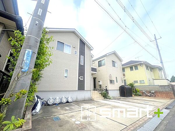 ～駐車3台可能なスタイリッシュ住宅～ ・グレーを基調とした落ち着きのある外観。 ・ご夫婦それぞれのお車をお持ちのご家庭にも便利。