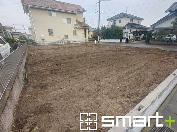 ~閑静な住宅街の立地~ ・周辺は閑静な住宅街となっておりますので、静かな暮らしをご実現いただけます。 ・前面道路の交通量も多くないので、小さなお子様がいるご家庭でもご安心ですね。