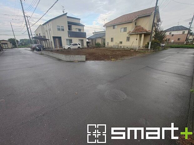 ~十分な広さのある前面道路~ ・前面道路は約6mございますので、お車でのすれ違いも楽々で余計なストレスがかかりません。 ・日々お車での移動が多い方には大切なポイントですね。
