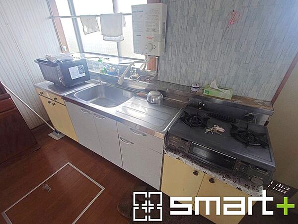 ～広々キッチンスペース～ ・キッチンスペースは余裕のある広さとなっており、キッチン内のでのすれ違いも楽々。 ・お料理や洗い物がしやすい設計となっております。