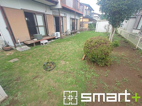 ～広々したお庭のある邸宅～ ・余裕の敷地には広いお庭もご用意。 ・ガーデニングや安らぎの空間として、倉庫を置いたりと様々な活用が可能です。 ・人工芝の敷設などもお気軽にご相談くださいませ。
