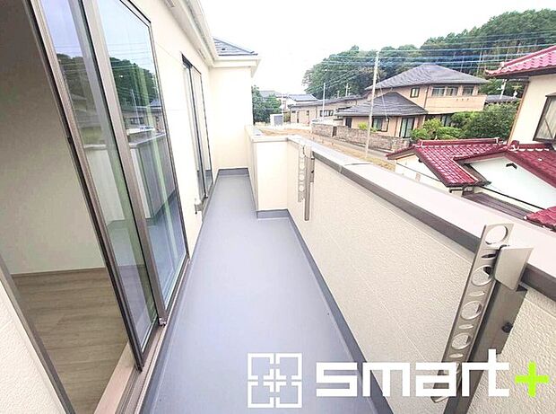 ~洗濯物も干しやすいバルコニー~ ・陽当たり良好のバルコニーは2部屋から出入りができて毎日のお洗濯も快適。 ・物干し竿受けが標準装備されているのですぐにお使いいただけます。