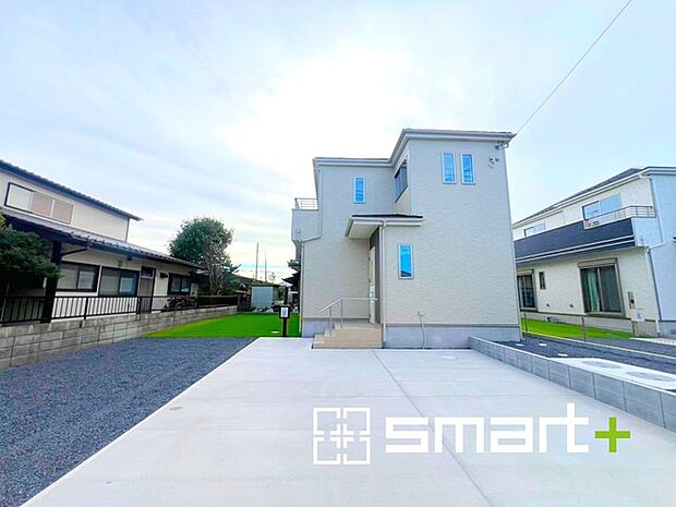 ~ゆとりあるカースペース~ ・セカンドカーや来客時にも困らないカースペース3台分。物置や駐輪スペースなどにも利用できますね。 ・カーポートなどのオプションもお気軽にご相談くださいませ。