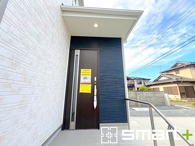 ~お住まいの顔「玄関」~ ・玄関ドアの上にはもちろん軒がございますので、雨の日でも濡れずに鍵の開閉が可能です。 ・鍵は防犯性に優れたディンプルキーを採用。