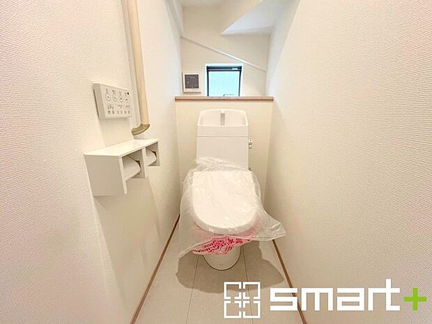 ~小窓付きの明るいトイレ~ ・使用後や掃除の際には新鮮な空気を取り込み換気ができます。 ・背面のスペースにちょっとした棚を設置すれば、トイレットペーパーのストックなども置けますね。