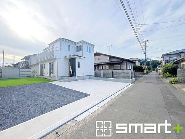 ~閑静な住宅街の立地~ ・周辺は閑静な住宅街となっておりますので、静かな暮らしをご実現いただけます。 ・前面道路の交通量も多くないので、小さなお子様がいるご家庭でもご安心ですね。