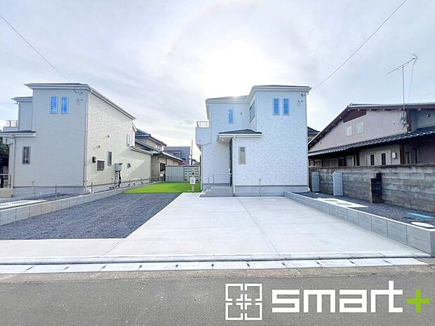 ~ゆとりあるカースペース~ ・セカンドカーや来客時にも困らないカースペース3台分。物置や駐輪スペースなどにも利用できますね。 ・カーポートなどのオプションもお気軽にご相談くださいませ。