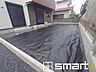 外観：～広々したお庭のある邸宅～ ・余裕の敷地には広いお庭もご用意。 ・ガーデニングや安らぎの空間として、倉庫を置いたりと様々な活用が可能です。 ・人工芝の敷設などもお気軽にご相談くださいませ。 