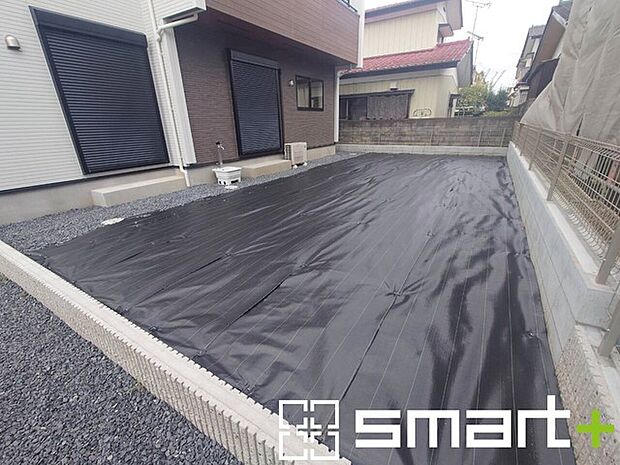 ～広々したお庭のある邸宅～ ・余裕の敷地には広いお庭もご用意。 ・ガーデニングや安らぎの空間として、倉庫を置いたりと様々な活用が可能です。 ・人工芝の敷設などもお気軽にご相談くださいませ。 