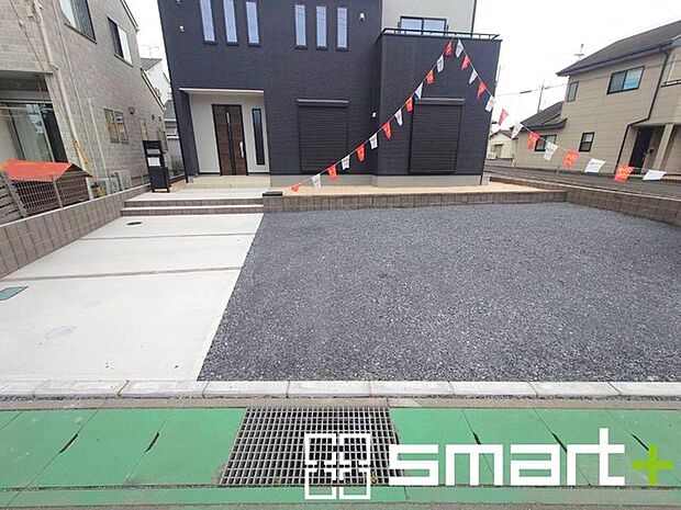 ～ゆとりあるカースペース～ ・セカンドカーや来客時にも困らないカースペース3台分。物置や駐輪スペースなどにも利用できますね。 ・カーポートなどのオプションもお気軽にご相談くださいませ。