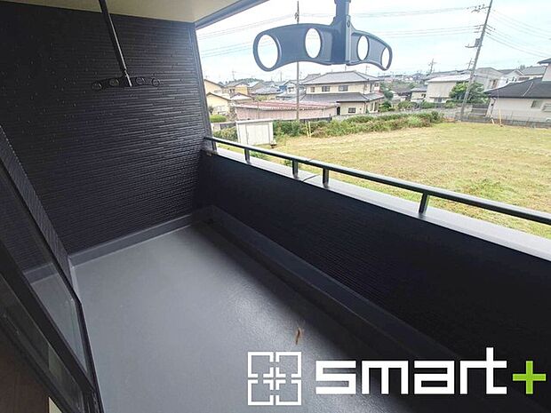 ～屋根付きのバルコニー～ ・バルコニーは屋根付きなので急な雨でも安心です。 ・奥行きもあるので洗濯物が干しやすいのも嬉しいポイントですね。 