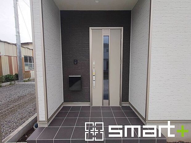 ~お住まいの顔「玄関」~ ・玄関ドアの上にはもちろん軒がございますので、雨の日でも濡れずに鍵の開閉が可能です。 ・鍵は防犯性に優れたディンプルキーを採用。